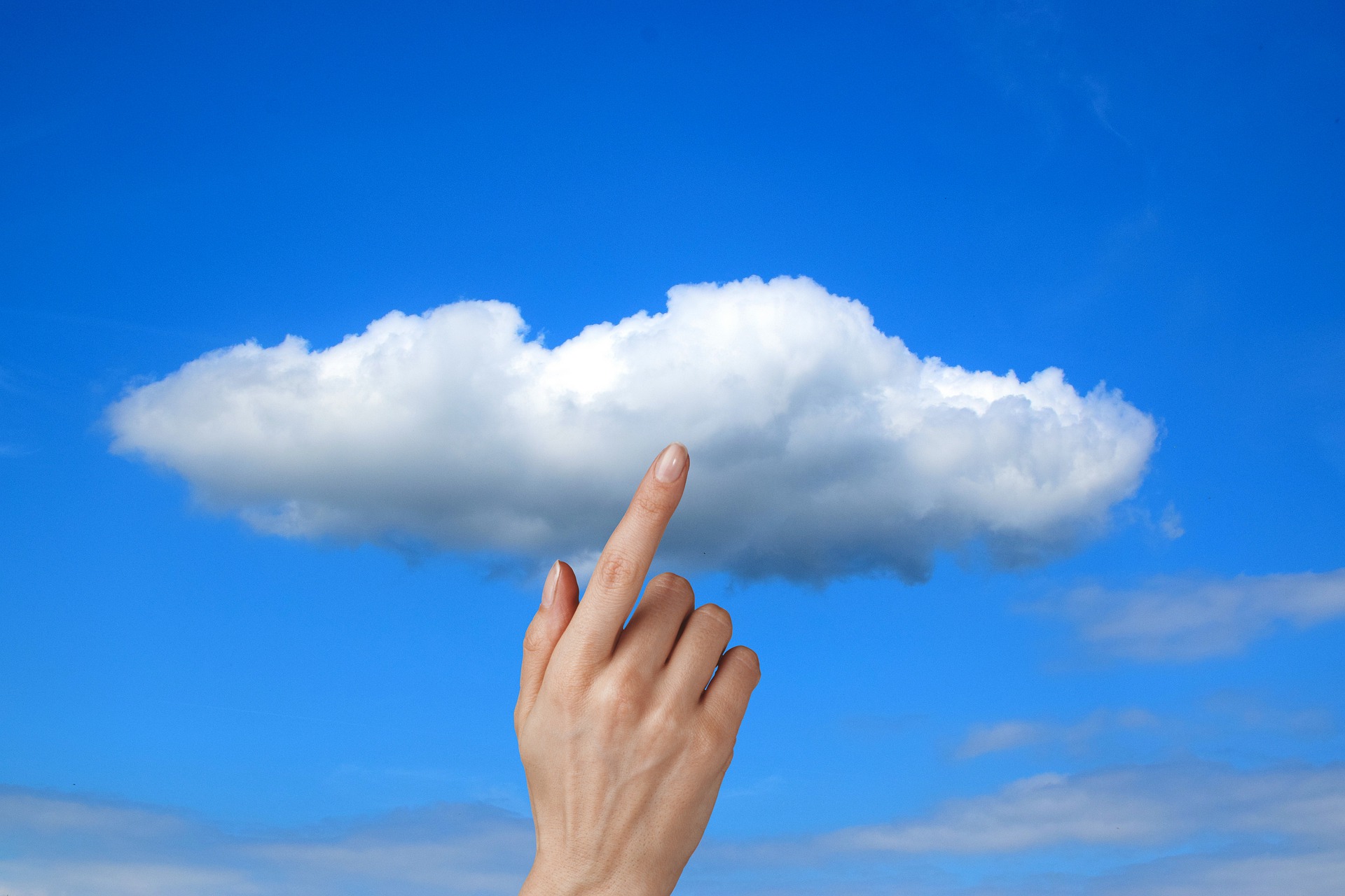 Una mano señala una nube en el cielo