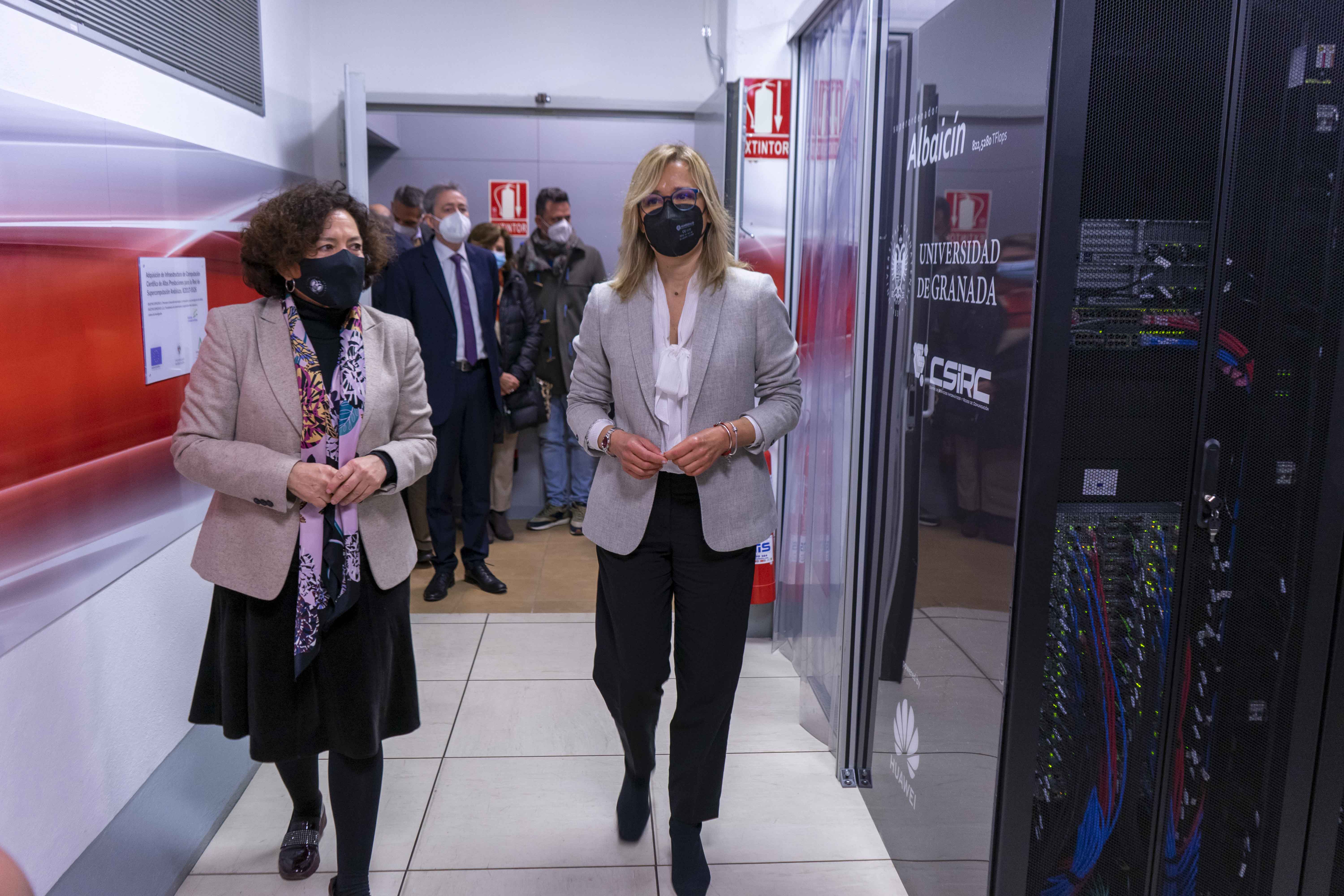 Pilar Aranda y Begoña del Pino visitando las instalaciones del supercomputador