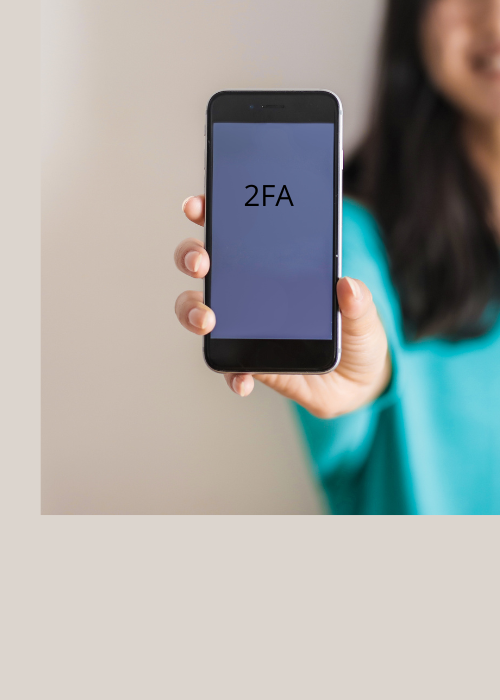 Persona mostrando un móvil con 2FA escrito en pantalla