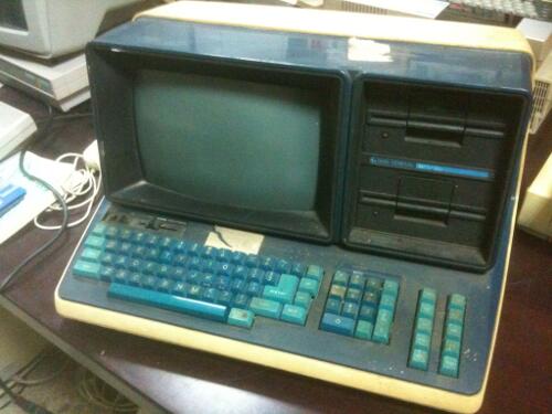 Primeros computadores personales (PC) que se adquirieron en la Universidad (Data General MPT100). El sistema operativo era CP/M