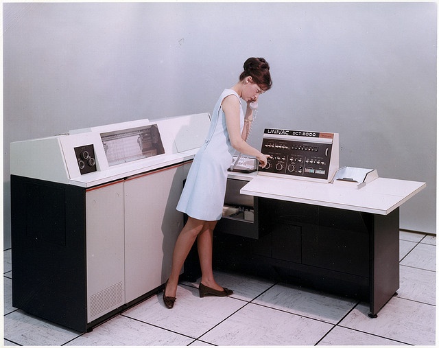 Fotografía que muestra un UNIVAC DCT2000, equipamiento desde el que se accedia al UNIVAC 1100 del MEC desde los distintos Centros de Cálculo