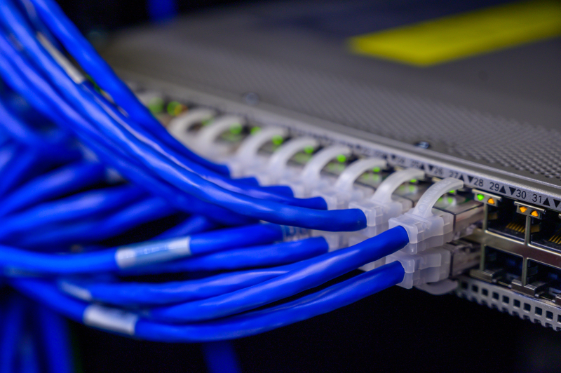 Cables conectados a puertos Ethernet