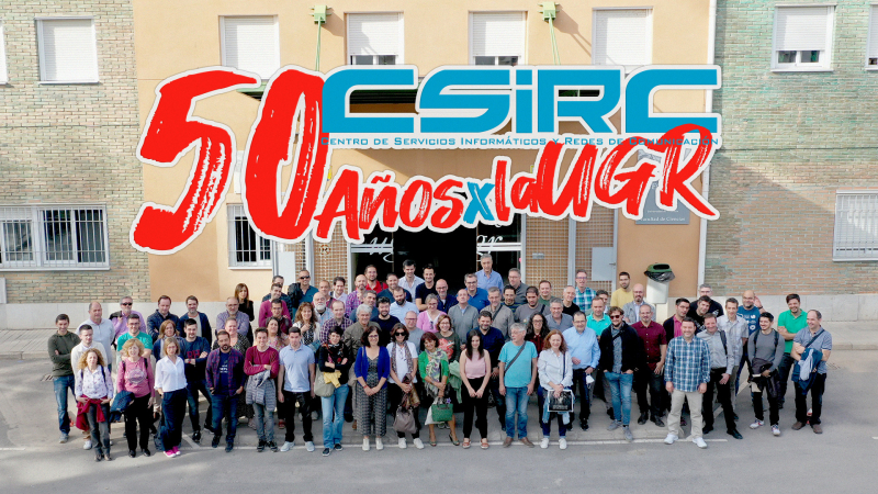 50 años del CSIRC Personal del CSIRC en la puerta del Edificio Mecenas con el texto 50 años por la UGR