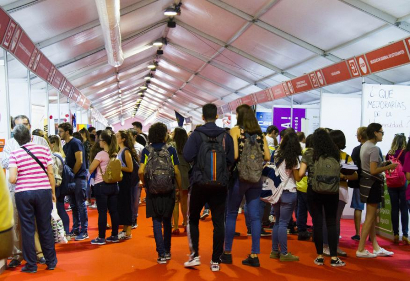 Grupo de estudiantes paseando por las carpas de las jornadas de recepción en cursos anteriores