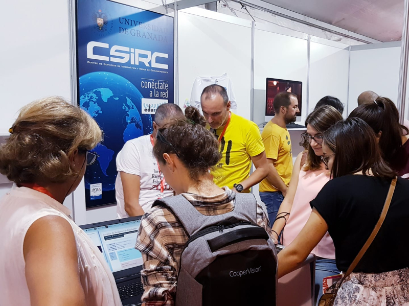Jornadas de Recepción de Estudiantes 2022/2023 Grupo de personas en el stand del CSIRC de las jornadas de recepción en cursos anteriores