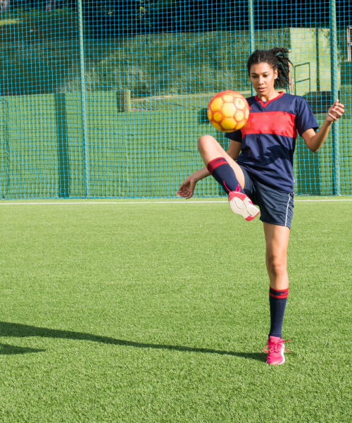 Mujer en pista deportiva con un balón