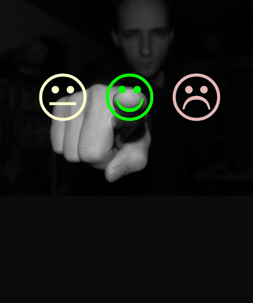 Dedo señalando emojis de diferentes estados de ánimo
