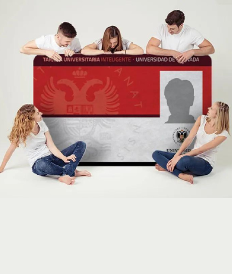 Campaña de emisión de la TUI Imagen de 5 personas jóvenes rodeando una tarjeta universitaria inteligente gigante
